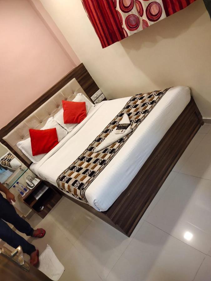 Hotel Golden Galaxy Mumbai Bagian luar foto