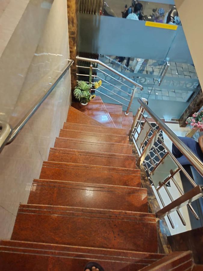 Hotel Golden Galaxy Mumbai Bagian luar foto