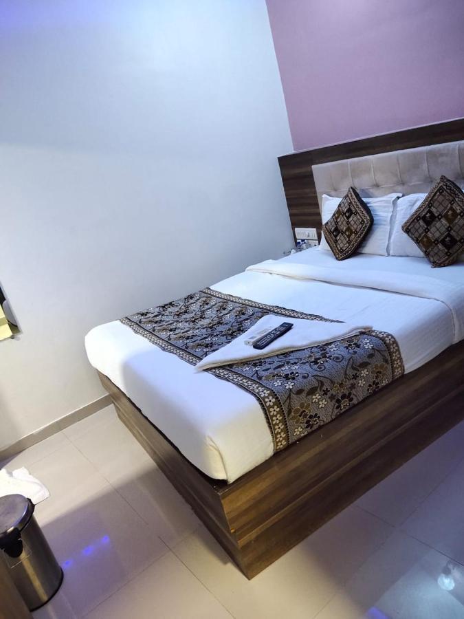 Hotel Golden Galaxy Mumbai Bagian luar foto