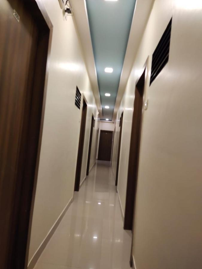 Hotel Golden Galaxy Mumbai Bagian luar foto