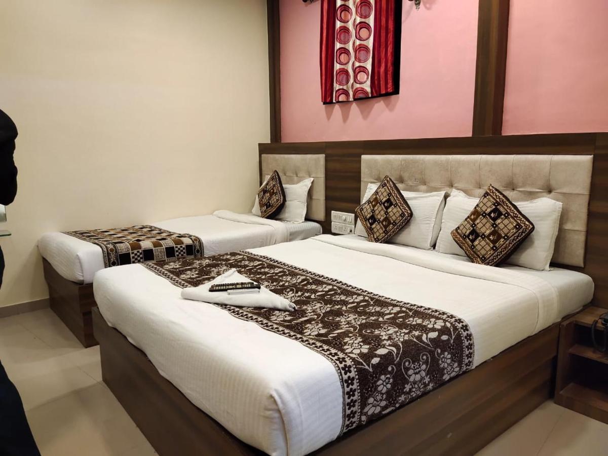 Hotel Golden Galaxy Mumbai Bagian luar foto