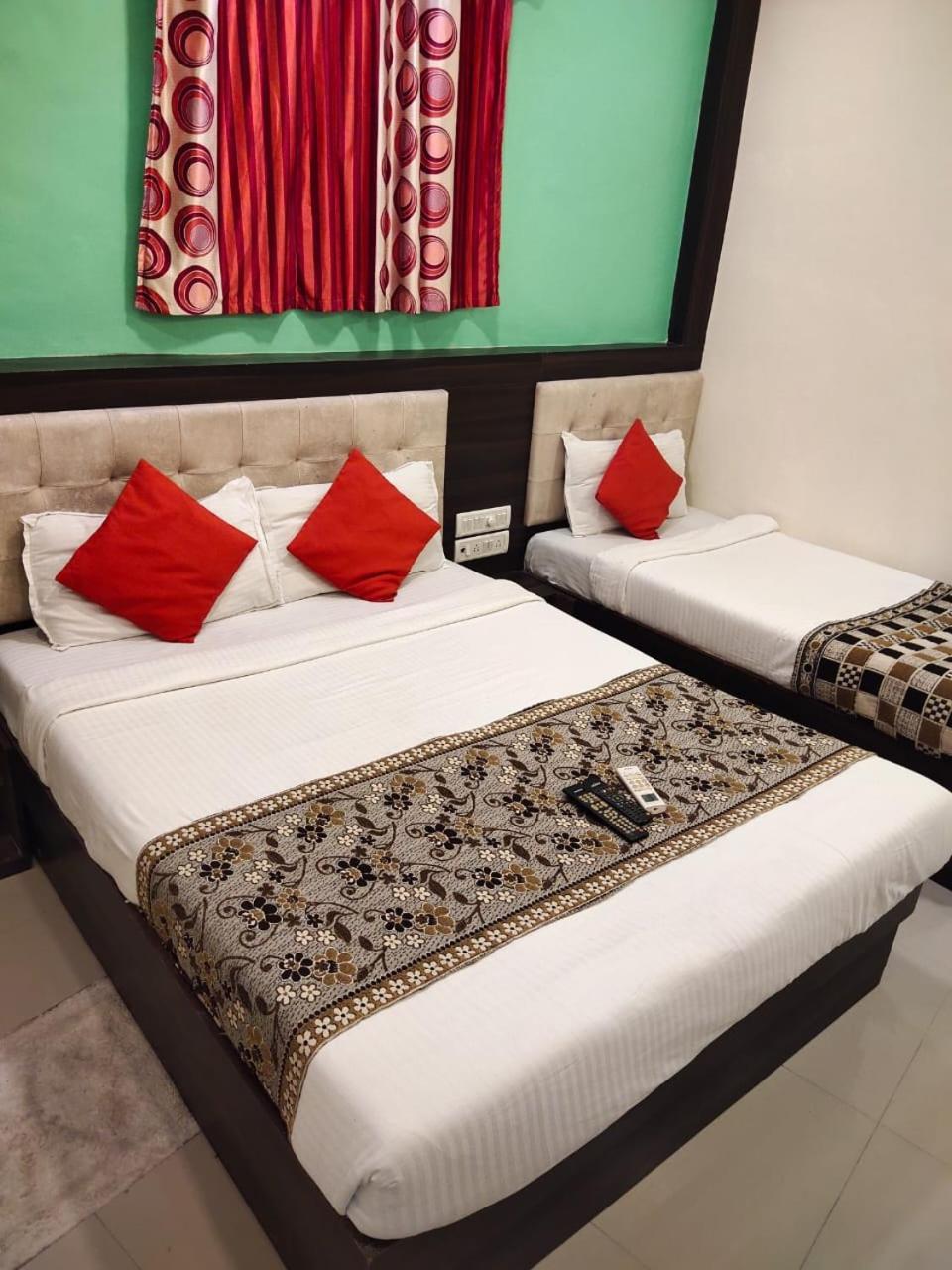Hotel Golden Galaxy Mumbai Bagian luar foto