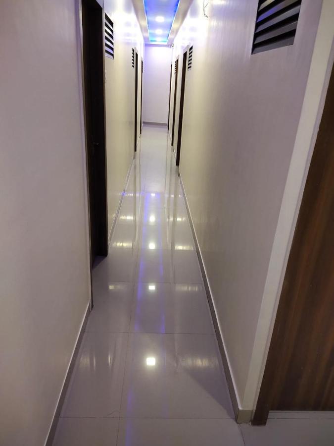 Hotel Golden Galaxy Mumbai Bagian luar foto